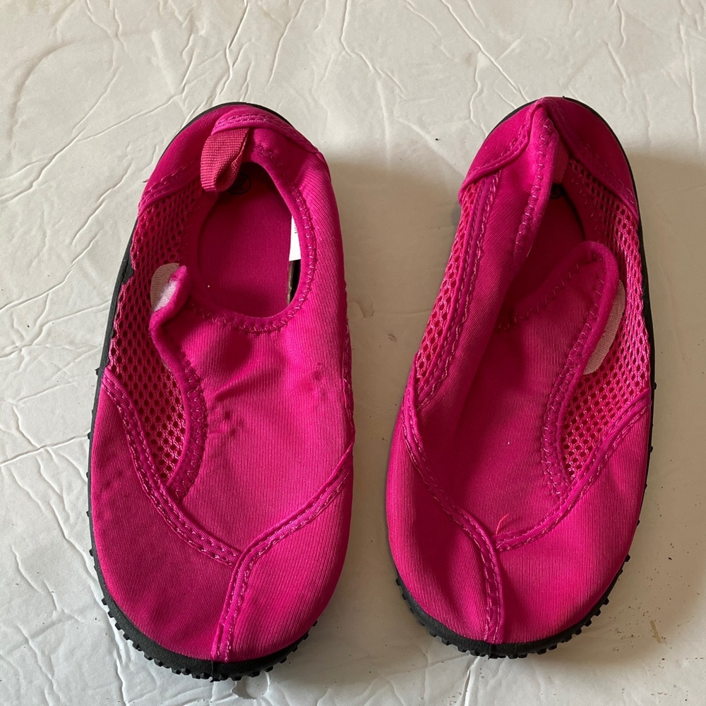 Girls deep pink water shoes Sz 2/3